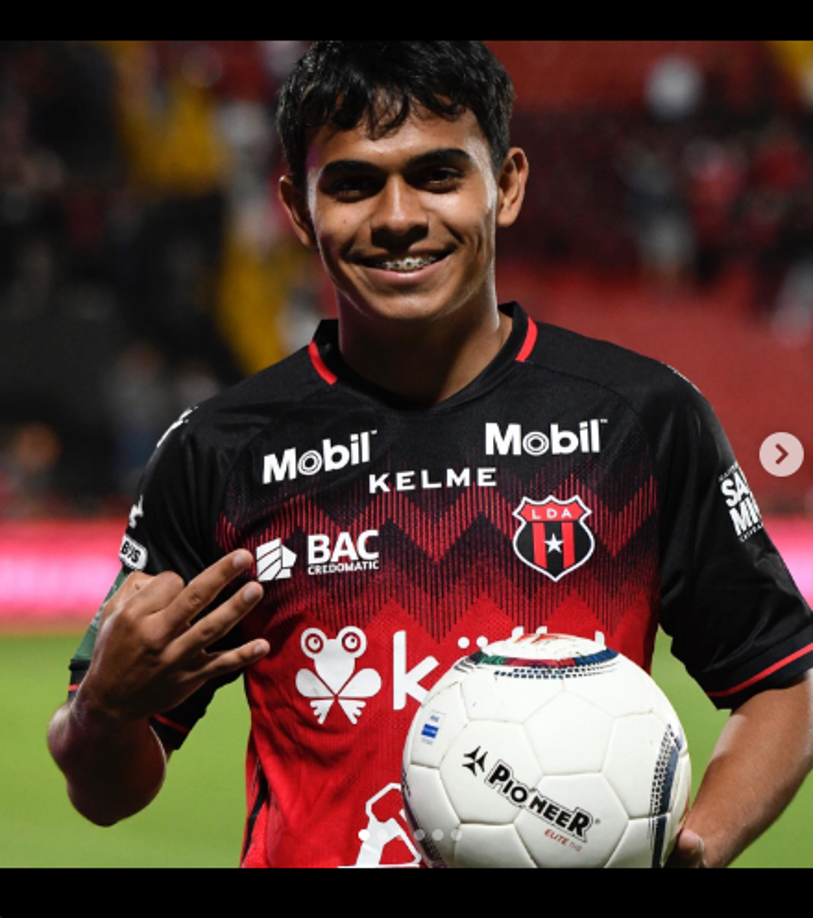 Volante: Aaron Suárez del Alajuelense<b>, </b>aunque su equipo quedó eliminado de la Liga de Campeones anotó uno de los tantos en el duelo de vuelta.