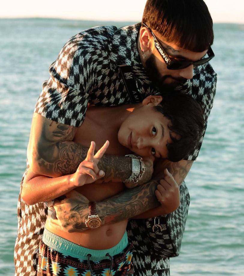 Muchos afirman que Anuel ha preferido “irse detrás de otras mujeres” en lugar de estabilizarse y ser un padre responsable. Esto a raíz de que el cantante ha tenido varias parejas sentimentales muy efímeras y también se ha dado a conocer que les ha sido infiel. 