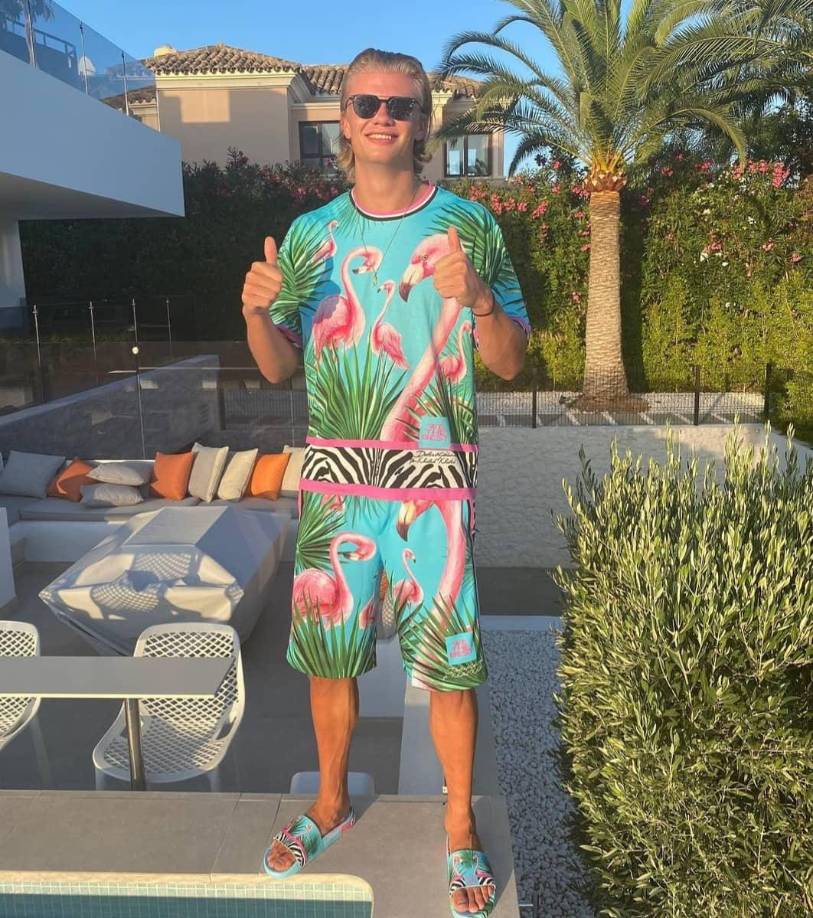 Haaland, al igual que Cristiano Ronaldo, mantiene una dieta de 4.000 calorías diarias, lo cual contribuiría a su proceso de hipertrofia. Un chef propio es el encargado de garantizar la calidad nutricional de sus meriendas.