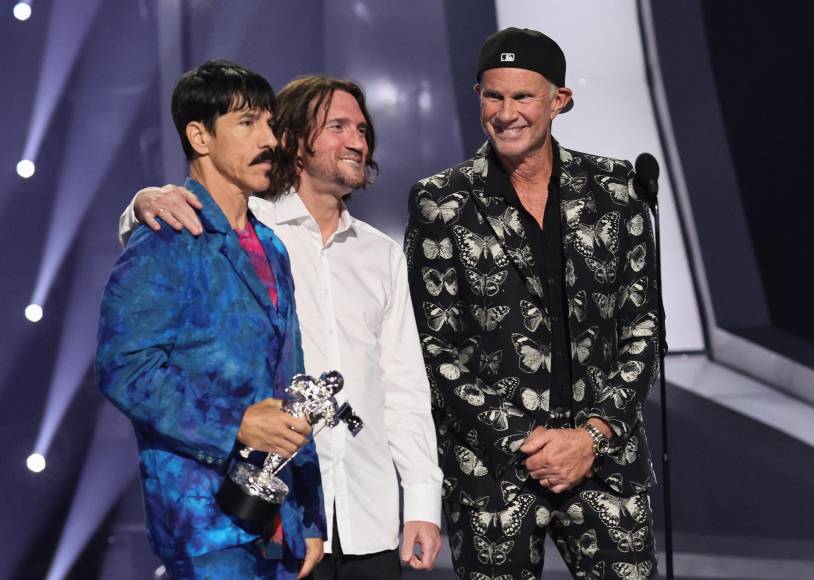 Los Red Hot Chili Peppers recibieron el premio honorífico Icono Global en la ceremonia, además de actuar en vivo también ganaron el Mejor video rock por “Black Summer”. 