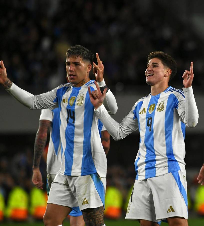 La ‘Araña‘ Julián Álvarez picó y firmó un tremendo golazo. Así celebró con Enzo Fernández.
