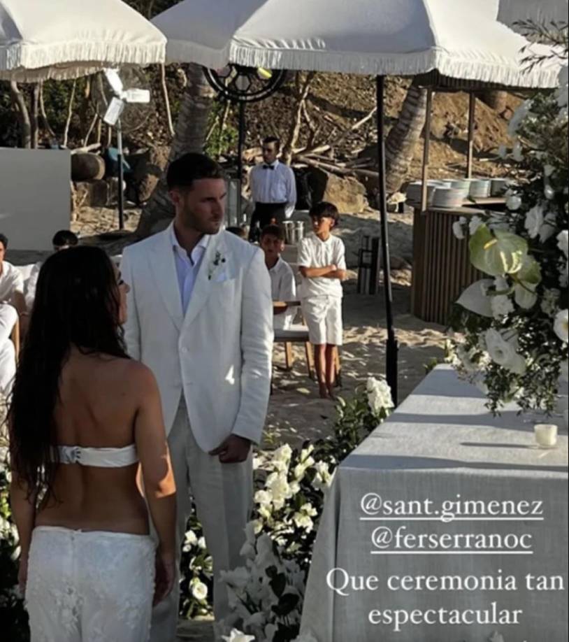 El evento se realizó en las playas de Punta Mita, en el océano Pacífico. Los novios decidieron lucir atuendos completamente blancos para la ocasión para decir “sí, acepto”.