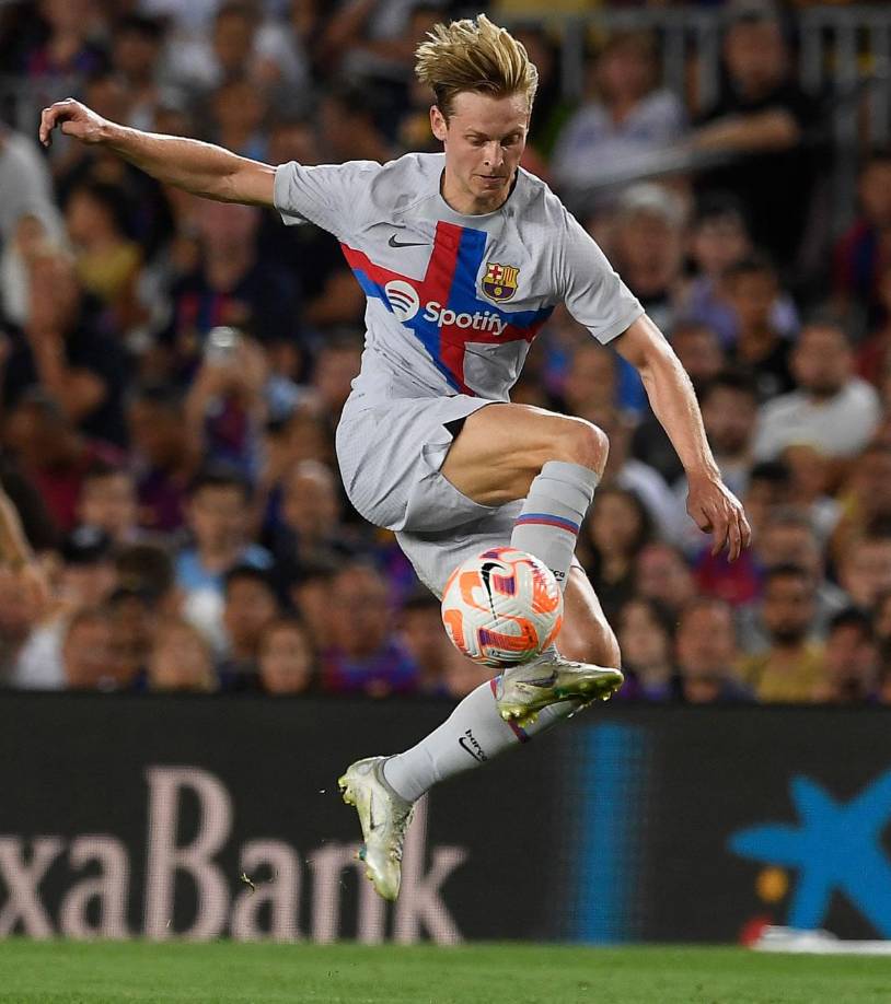 Siguen apareciendo clubes interesados en Frenkie de Jong. En una situación delicada en el FC Barcelona, el centrocampista holandés de 25 años se suma a la lista de objetivos del Liverpool. El cuadro de Anfield está dispuesto a poner sobre la mesa un total de 71 millones de euros, más bonus incluidos para llevarse al jugador.