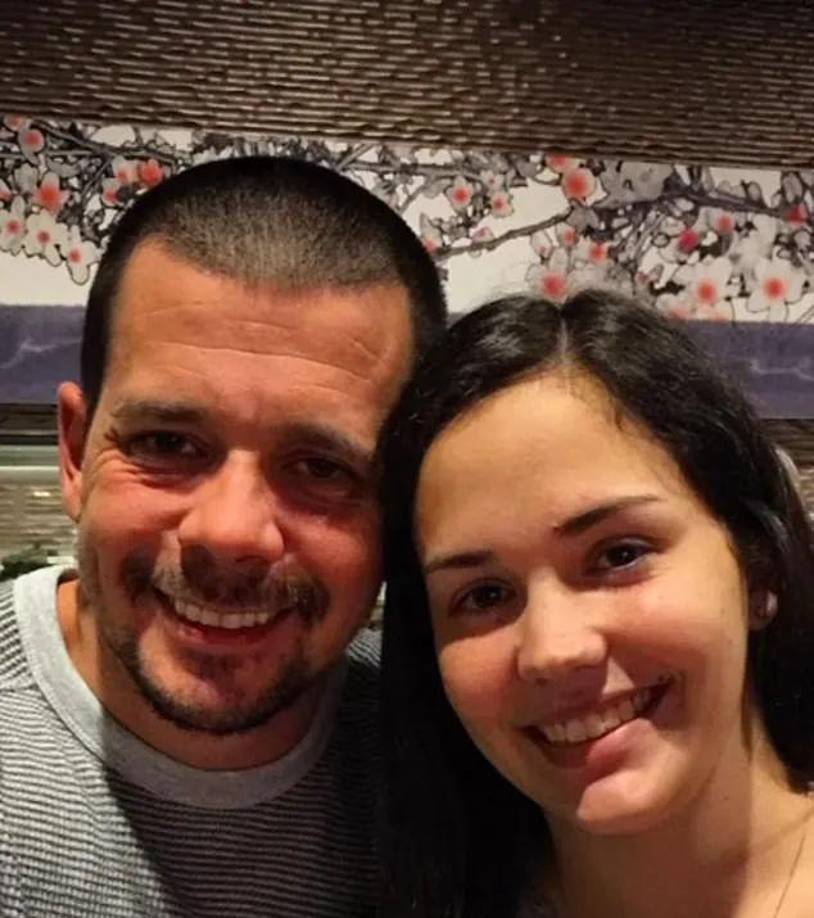 El joven enfrenta cargos de asesinato en primer grado, secuestro y violación de una orden de restricción.