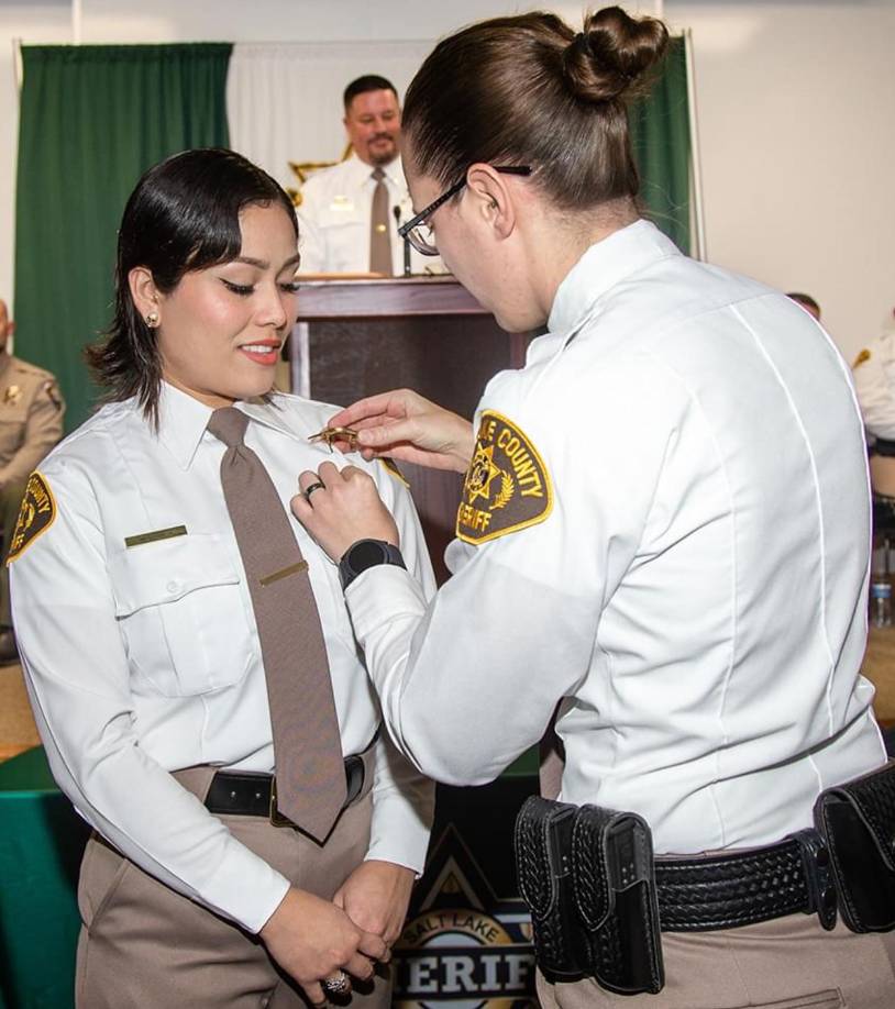 “La agente Martínez era un miembro dedicado de nuestra familia de la Oficina del Alguacil. En su corto tiempo con nosotros, se convirtió en una querida amiga y una parte integral de nuestro equipo. Su muerte prematura y trágica es una pérdida profunda para todos nosotros”, dijo la Alguacil Rosie Rivera.