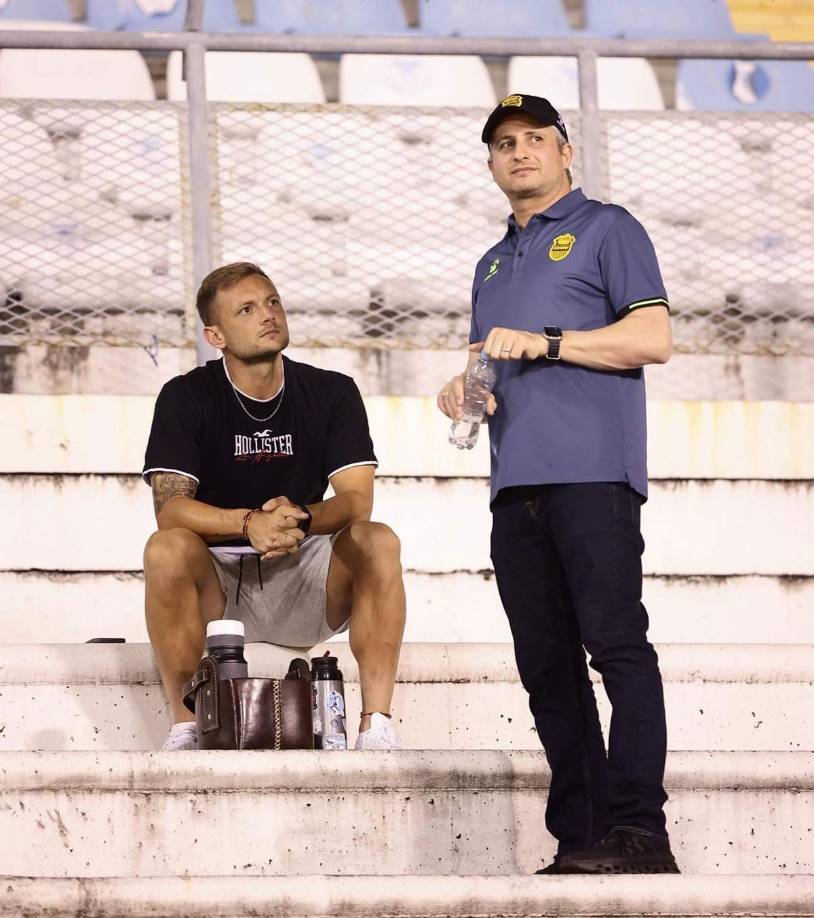 El defensa argentino Sebastián Hernández, fichaje del Real España, estuvo charlando con el presidente aurinegro Elías Burbara.