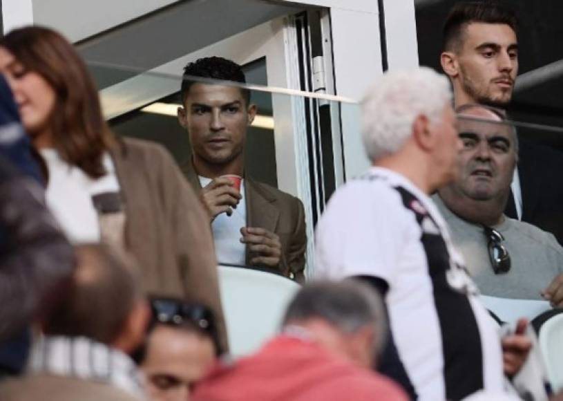 Cristiano Ronaldo reapareció luego de que el lunes fue acusado por una modelo de haberla violado. El jugador luso se mostró serio en el momento que miraba a sus compañeros de la Juventus.