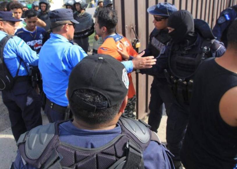 La Policía Nacional detuvo a un par de aficionados que llegaron con armas blancas al estadio Carlos Miranda de Comayagua.