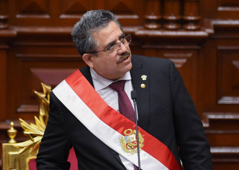 Tras la caída de Vizcarra, el Congreso impuso en su lugar a su presidente, Manuel Merino, en un acto que la inmensa mayoría de la población peruana percibió como una amenaza a la democracia y desató una ola de protestas ciudadanas. La brutal actuación policial para reprimir las movilizaciones causaron dos muertos por disparos y cientos de heridos, lo que retiró a Merino la ya escasa legitimidad social que tenía y terminó forzando su renuncia apenas cinco días después de haber asumido el cargo.