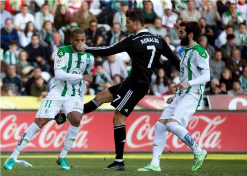 Cristiano Ronaldo vio la roja directa por una patada al defensa brasileño Edimar del Córdoba.