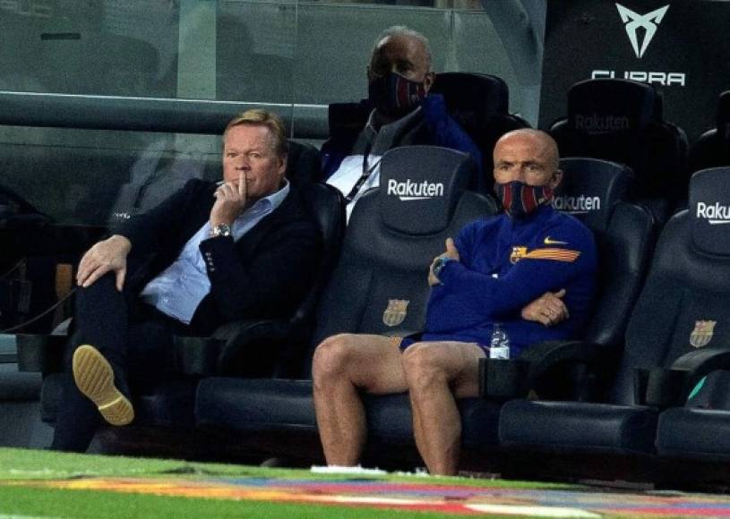 Ronald Koeman en el banquillo del Camp Nou, viendo el partido.