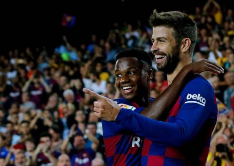 Piqué festejó su gol con el niño Ansu Fati.