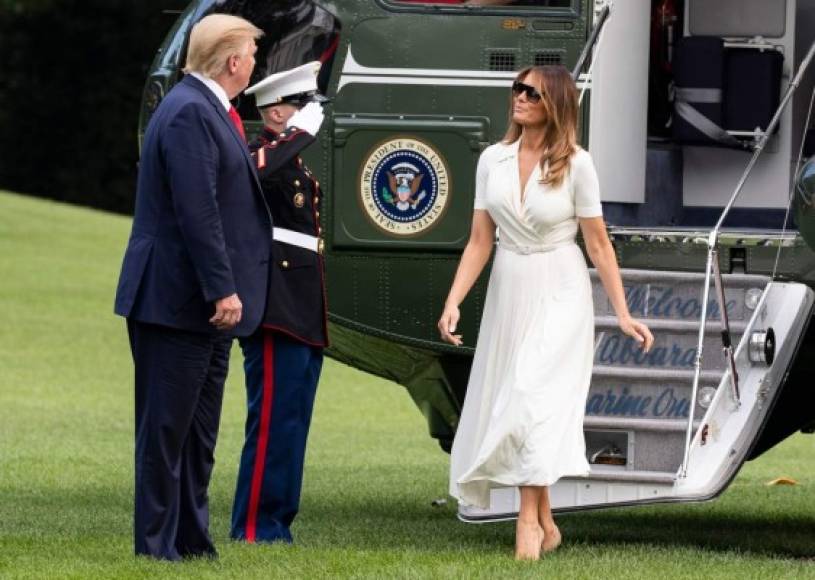 Melania Trump lo vuelve a hacer.<br/><br/>Pese a la lluvia de críticas que recibió tras convertirse en la inesperada protagonista de las celebraciones del 4 de Julio al mostrar 'accidentalmente' su busto en un vestido blanco sin sujetador, la primera dama exhibió nuevamente sus atributos.