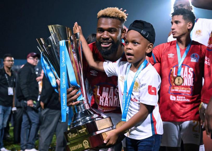 Jorge Benguché también celebró con su hijo y posando con la Copa.