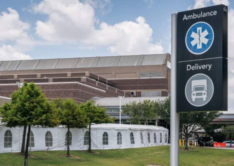 Los hospitales de Texas comenzaron a instalar carpas tras el repunte de hospitalizaciones por la variante delta del Covid-19, mientras aumenta la tensión entre las autoridades sanitarias por el regreso a clase de los menores, duramente golpeados por esta nueva ola de la pandemia.