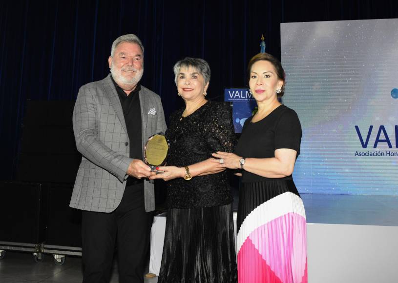 El alcalde de SPS, Roberto Contreras, junto a su esposa, Zoila de Contreras, entregando un reconocimiento a Linda Coello. 