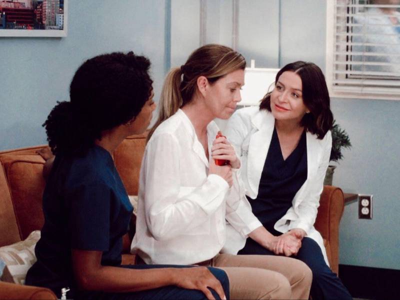 Maggie Pierce, Ellen Pompeo y Caterina Scorsone, en una escena de la serie “Anatomía de Grey”.