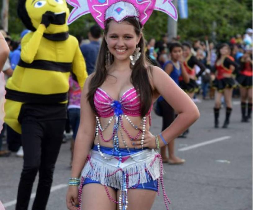 Centenares de hondureños participaron en el carnaval, actividades culturales y deportivas con motivo de la celebración que se realiza oficialmente el 29 de septiembre, informaron los organizadores.