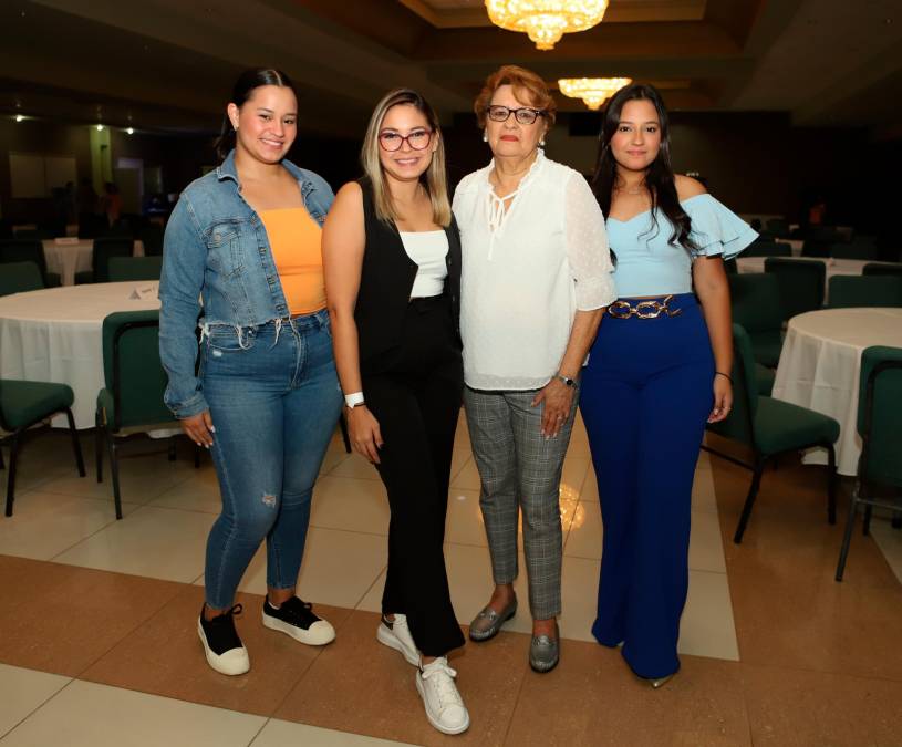 Natalia García, Pamela García, Ada Urbina y Daniela García 