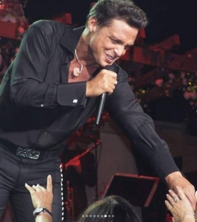 Aunque también es lógico que es irremediable que el paso del tiempo no pase factura en la apariencia del apuesto cantante. Sin embargo, hay quienes no le perdonan que luzca tan diferente.