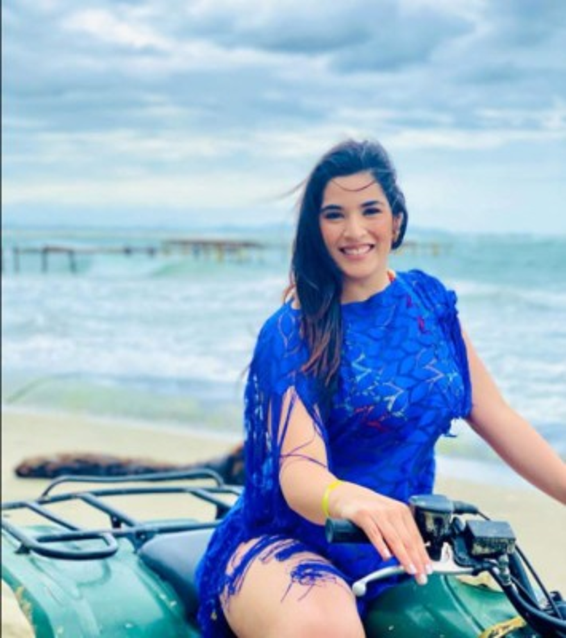 'Un día de playa puede cambiar tu energía 🌊 feliz fin de semana', escribió la destacada presentadora.