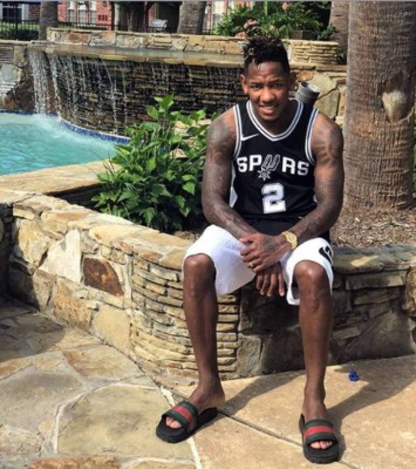 A Romell Quioto le gusta vestir con camisetas de equipo de baloncesto.