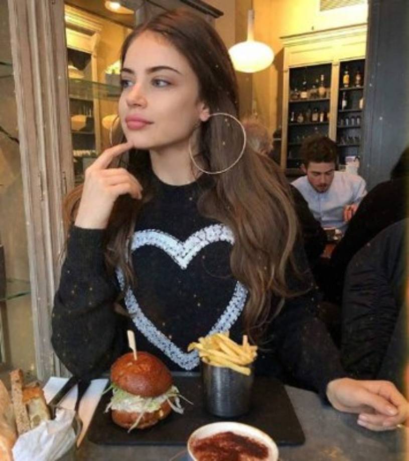 Xenia también es presentadora, DJ, econonisma.