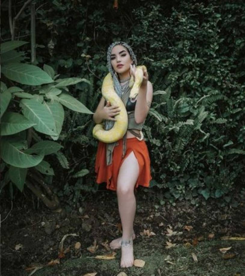 La joven siempre intenta ofrecerle contenido nuevo a sus seguidores, en esta foto se le ve con una pitón y un nuevo look.
