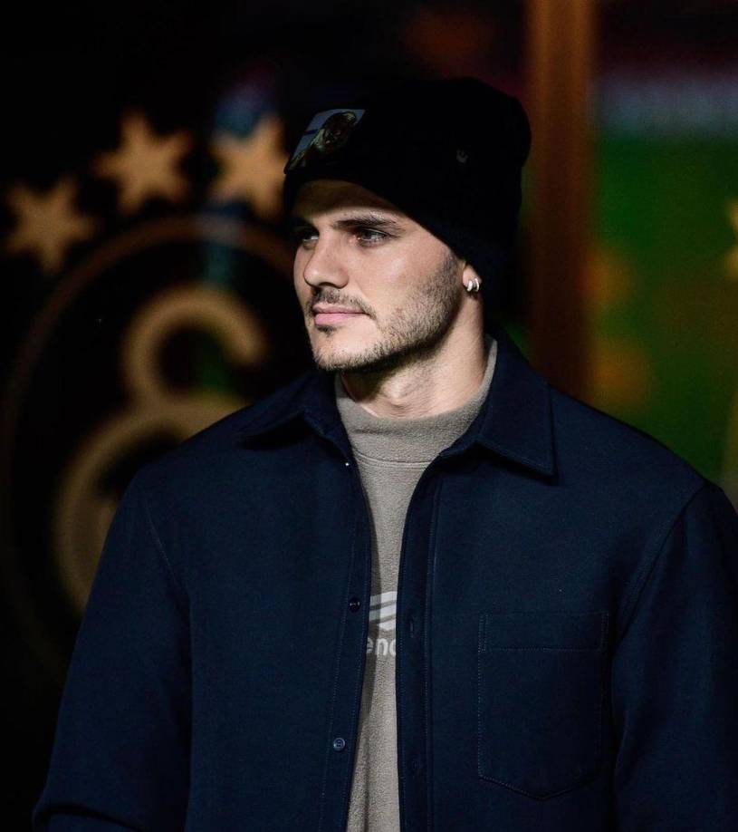 Según el medio turco Kelebek, se ve al jugador en el reservado VIP de una conocida discoteca de Estambul, pero lo que llamó la atención fue su compañía.