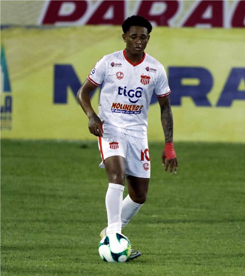 Cristian Sacaza está buscando una oportunidad en el extranjero, junto con su representante. El futbolista quiere dar el salto y convertirse en legionario. De no lograrlo, continuará en el Vida de La Ceiba.