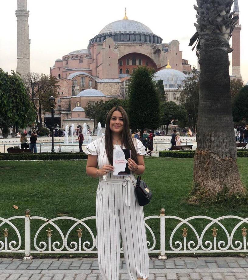 ”Este podcast es maravilloso porque te invita al autoconocimiento y es la herramienta más grande que puede tener como ser humano, cuando una persona llega a conocerte, llega a conocer cuáles son sus emociones que curarán el proceso de tristeza”, comentó.