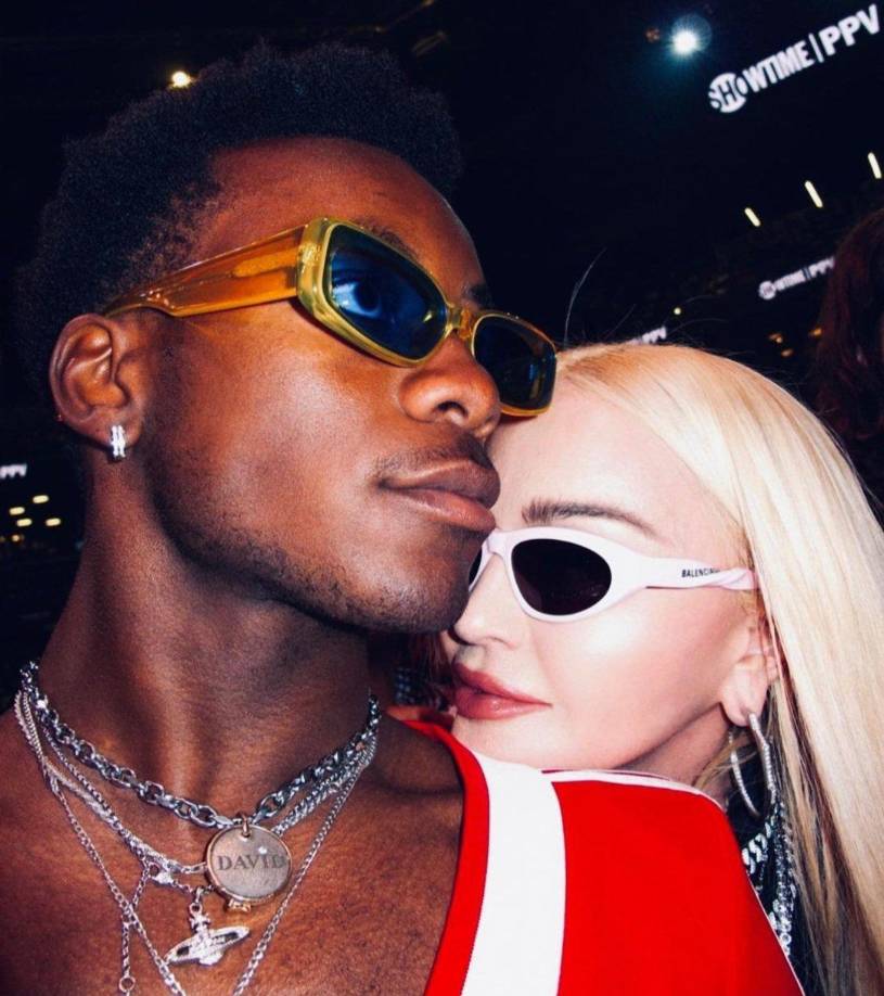 El adolescente combinó el llamativo look con un par de gafas de sol amarillas, joyas plateadas en capas y zapatillas negras. Por su parte, Madonna llevaba un look muchísimo más conservador al que nos ha acostumbrado, llevando unos pants y chamarra larga de color negro, lentes de sol rosas y varias pieas de joyería. 