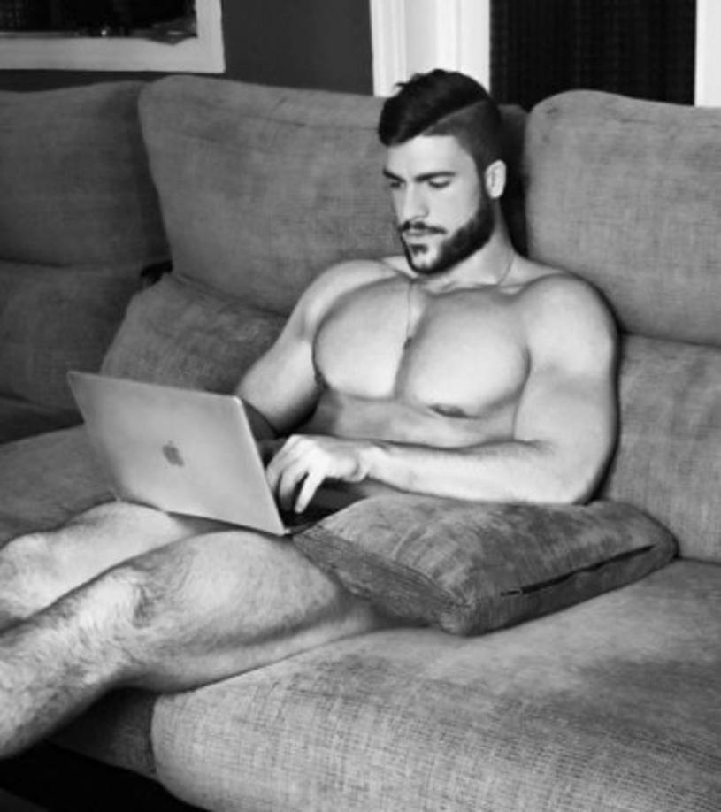 El enfermero español se ha convertido en un gran atractivo en Instagram con más de 80.000 seguidores hasta la fecha