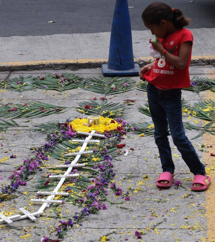“No queremos flores, queremos justicia para las mujeres”, “Alto a los feminicidios”, “No quiero ser una cifra”, fueron algunas de las consignas leídas en carteles y mantas que mostraron las manifestantes. 