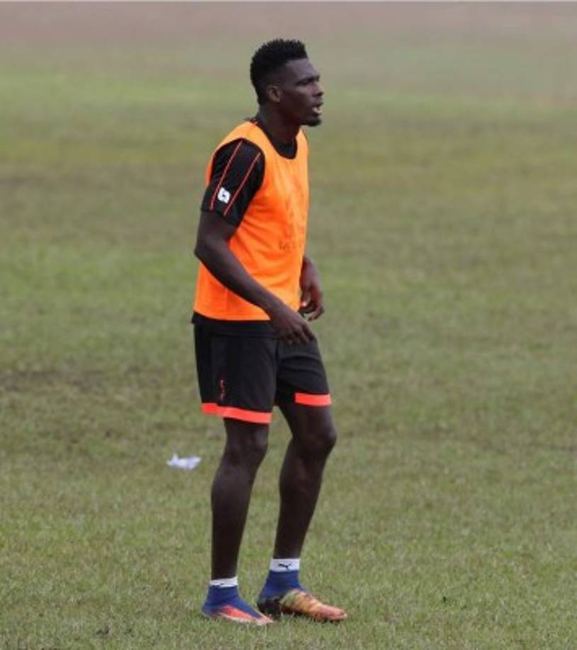 El delantero colombiano Javier Estupiñán se quedará en el Olimpia luego de renovar su contrato.