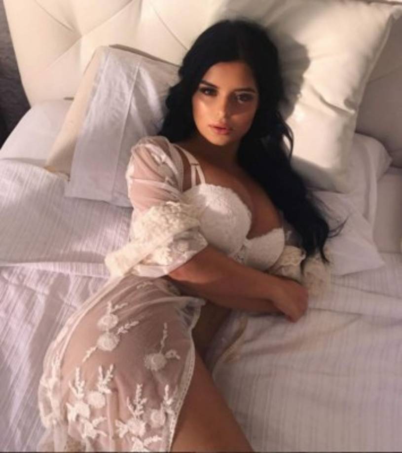 Demi Rose es conocida por su parecido con la cantente Selena Gómez.