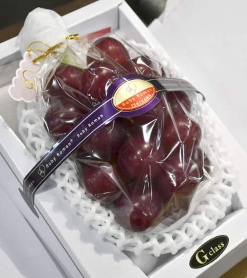 Las tradicionales uvas: Según el ritual deben comerse 12 uvas justo a la media noche, una por cada vez, y se debe pedir un deseo por cada uva, que puede ser verde, roja o morada.