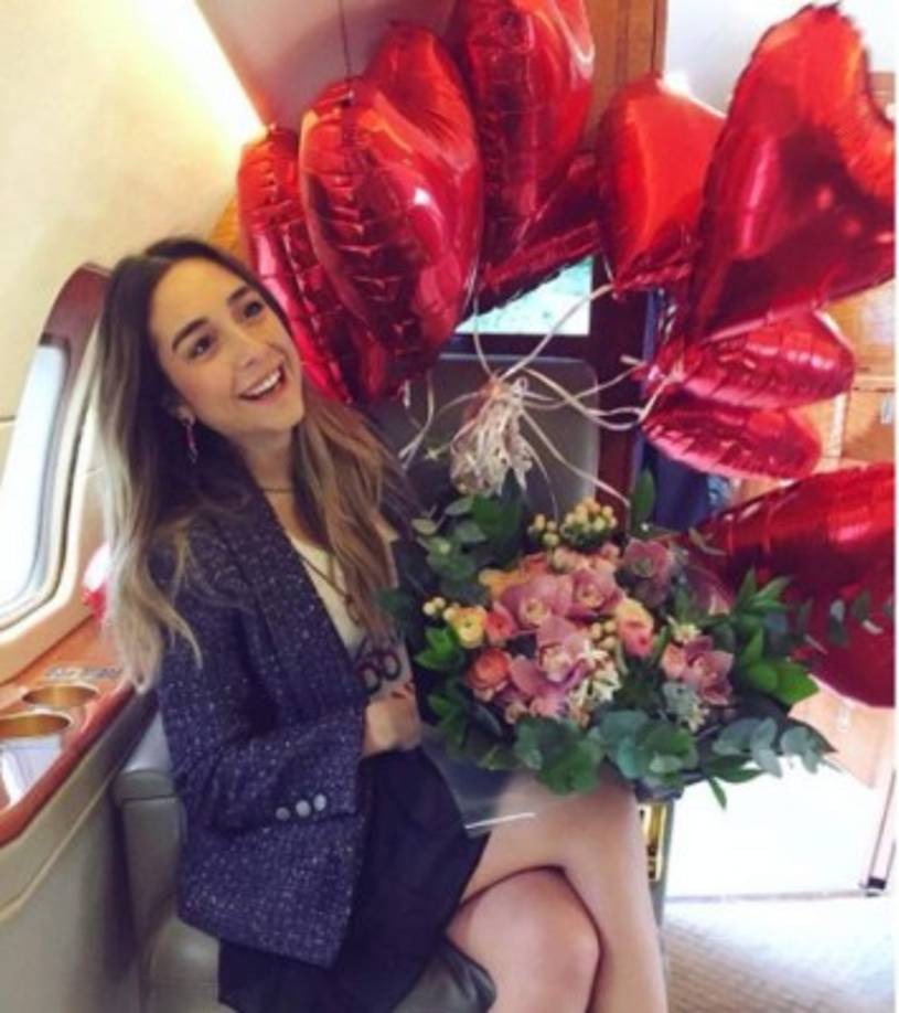 Mina Basaran, por medio de sus redes sociales, compartió varias imágenes antes de estrellarse el avión.