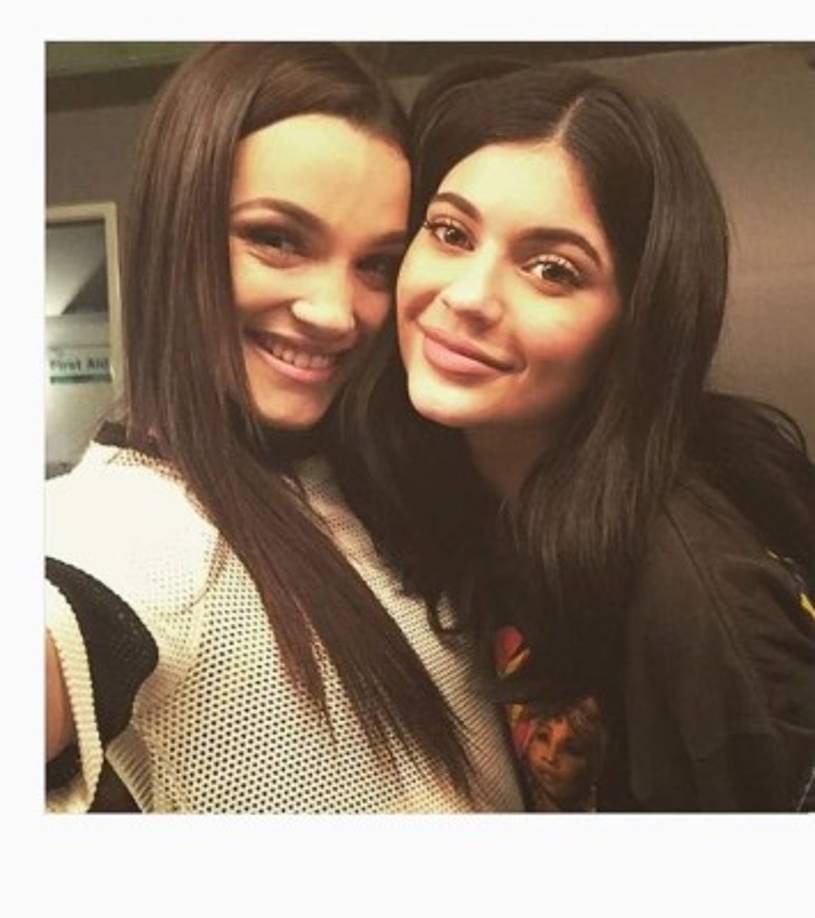 Anteriormente se informó que Kris ha tratado de mantener a Karen, fuera del foco público debido a la vida problemática de esta.<br/><br/>La hermana de Kris tiene un historial de estar con hombres que tienen problemas de drogas y antecedentes penales, informó la revista Star en 2013.