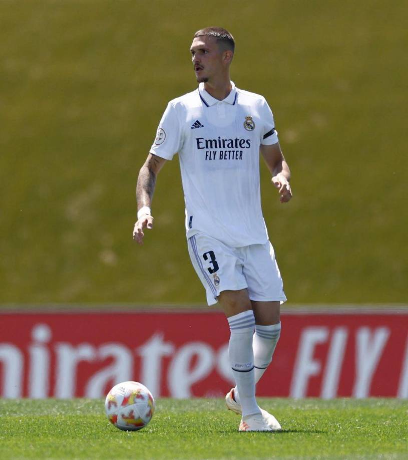 Fabrizio Romano confirma que Real Madrid cerró la venta de Rafa Marín al Napoli y el defensor pasará el reconocimiento médico este lunes. Los blancos reciben 12 millones de euros por su traspaso.