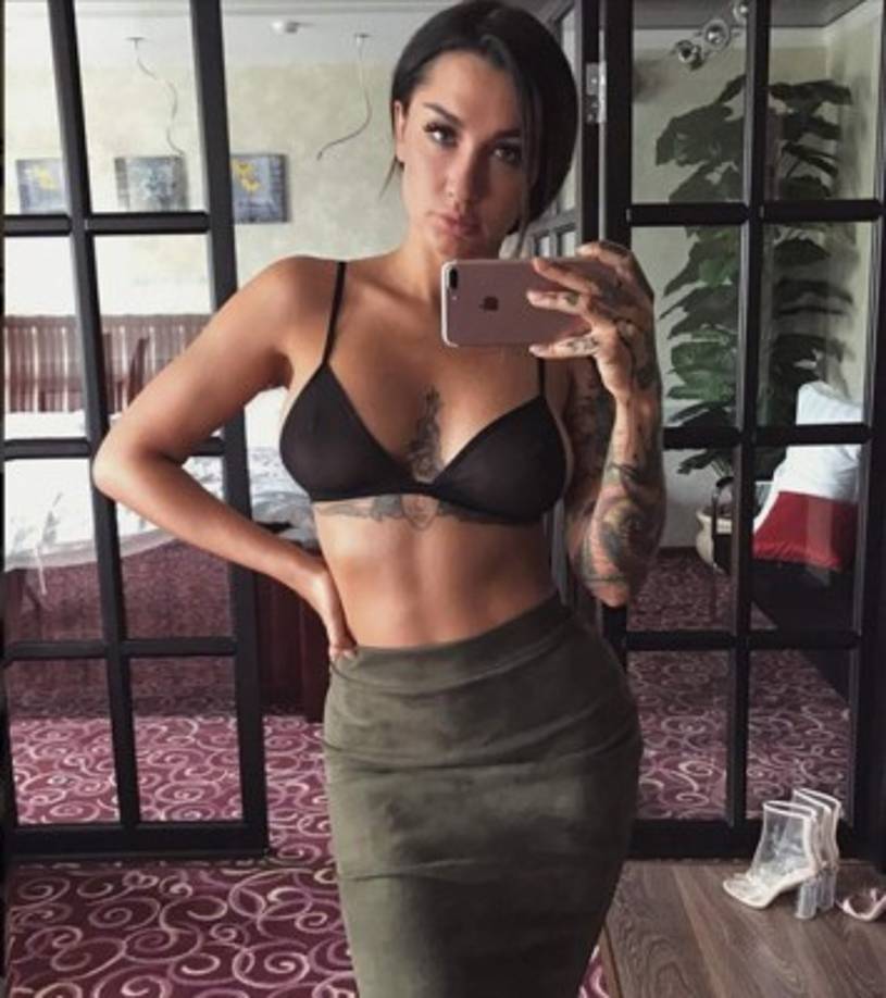 La modelo deleita a sus seguidores con videos en cámara lenta saltando la cuerda, levantando peso y golpeando la 'punchingbag'.