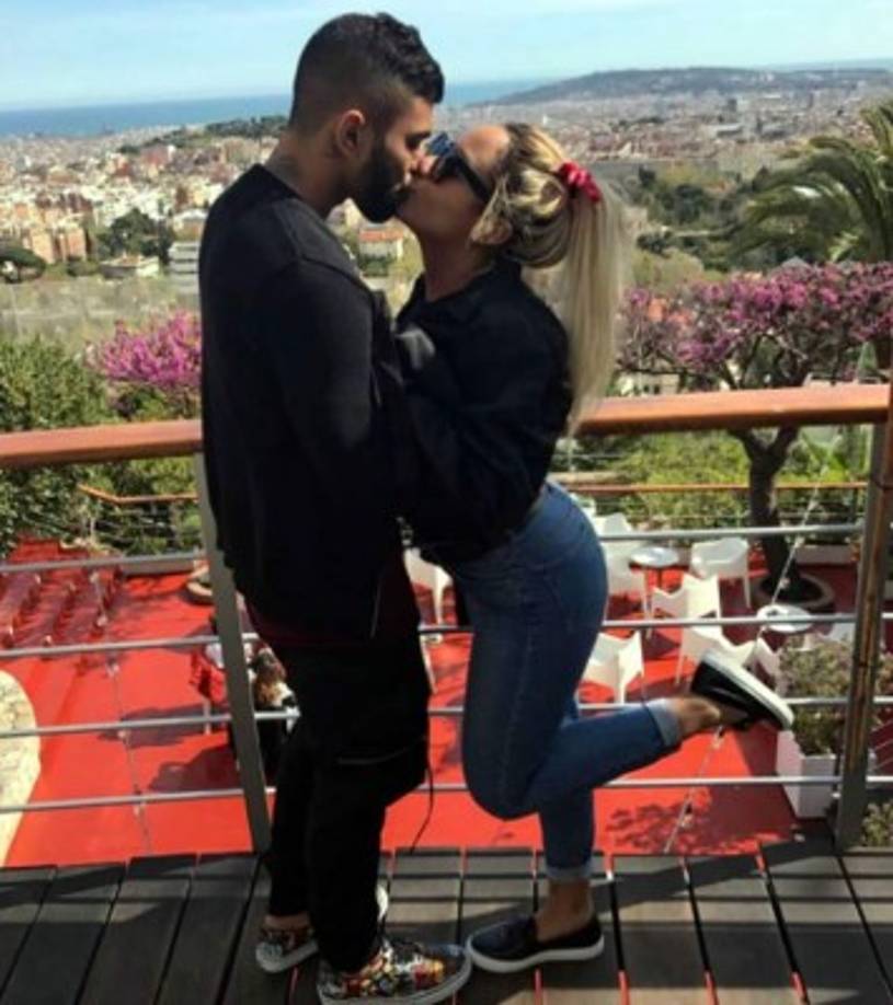 La fotografía también la publicó el delantero brasileñño del Inter de Milán, él en color y en ella en blanco y negro. La imagen está tomada en la casa que tiene Neymar Jr. en Barcelona.