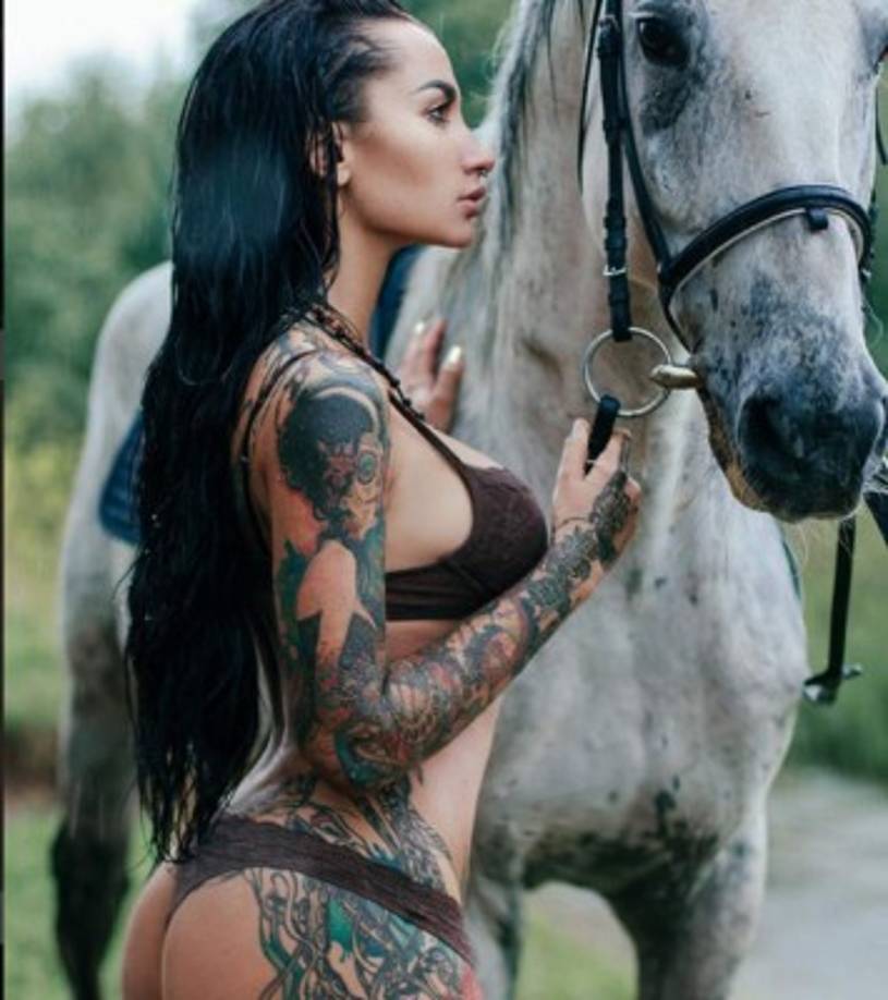 La sexy modelo además tiene un canal de youtube.