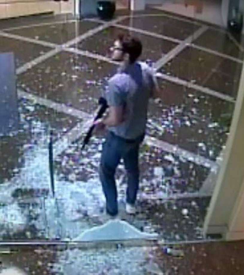 La madre de Connor, identificada como Lisa, llamó al 911 momentos antes de que su hijo perpetrara la masacre en una sala de reuniones del banco. La mujer dijo que Connor se dirigía hacia su lugar de trabajo armado y pidió al operador que “no lo lastimaran”. “Él nunca lastimó a nadie; es un chico muy bueno. Por favor, no lo castiguen... No es violento; nunca ha hecho nada malo”, dijo la agobiada madre.