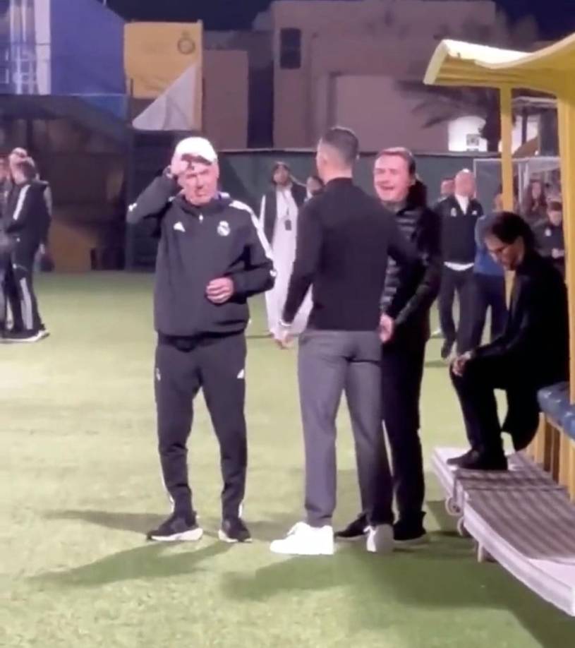 Cristiano Ronaldo estuvo en el banquillo junto a Carlo Ancelotti presenciando el entrenamiento del Real Madrid.