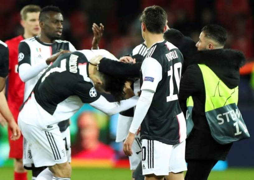 El aficionado jaló del cuello a Cristiano Ronaldo, algo que enfado mucho al jugador de la Juventus.