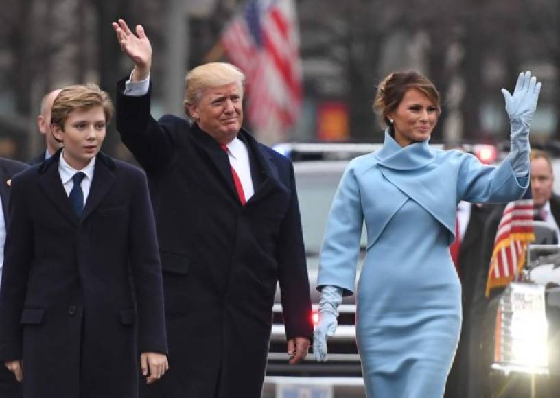 'Es un chico mentalmente muy fuerte, muy especial e inteligente. Es independiente y obstinado y sabe exactamente lo que quiere. Es una mezcla de nosotros en apariencia, pero su personalidad es idéntica a la de su padre, por eso lo llamo Little Donald', dijo Melania.