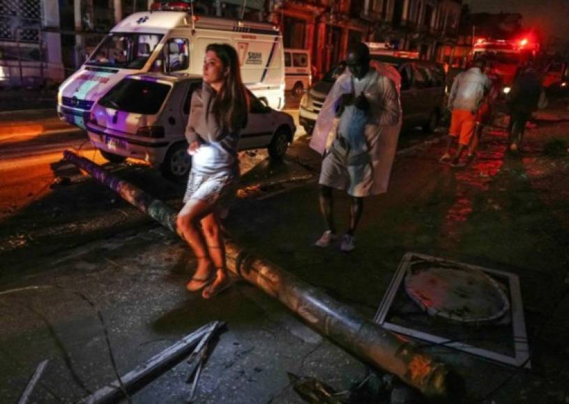 'Además de este tornado se reportan rachas de vientos con daños a instalaciones públicas y el sector residencial, mientras que existen ligeras inundaciones en varios sectores del malecón y otras zonas bajas del litoral', agregó un comunicado del Gobierno.