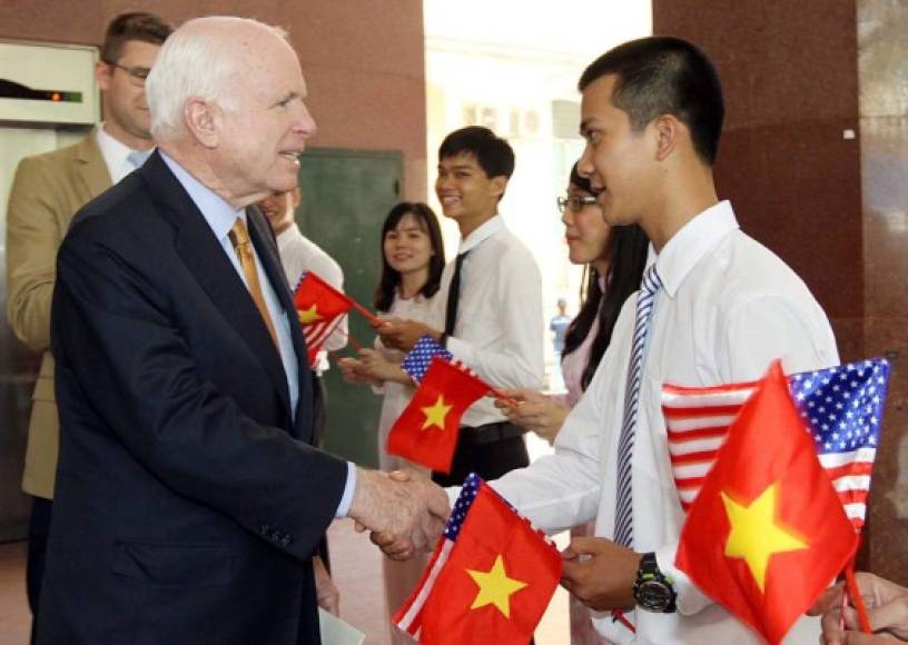 Con la imagen de un republicano inconformista, McCain desafió a su partido en varios temas, incluida la inmigración. Gracias a sus esfuerzos, en 1995 Estados Unidos y Vietnam normalizaron sus relaciones diplomáticas.<br/>