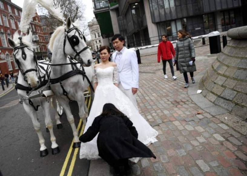 Una pareja aprovechó el día de los enamorados para realizar una sesión fotográfica en Londres, Reino Unido.
